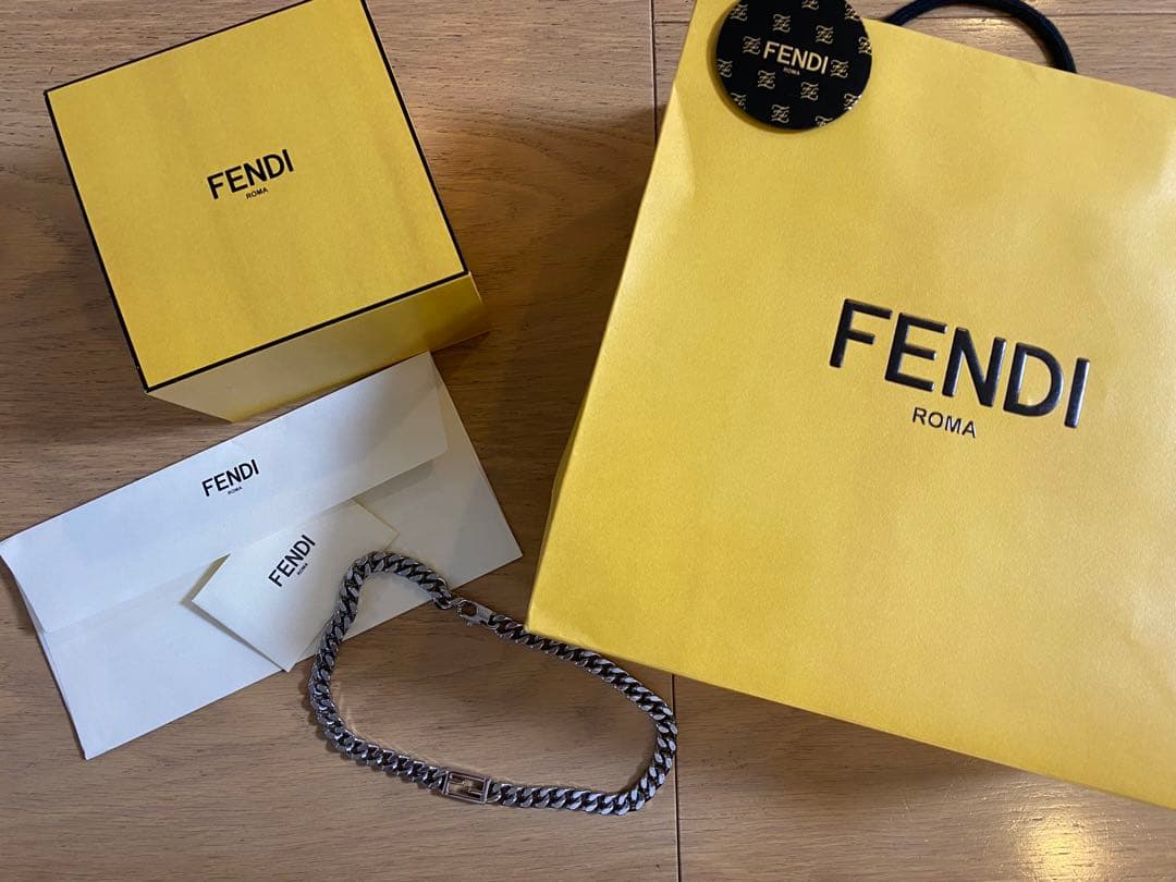 目黒蓮さん着用　FENDI バケットネックレス
