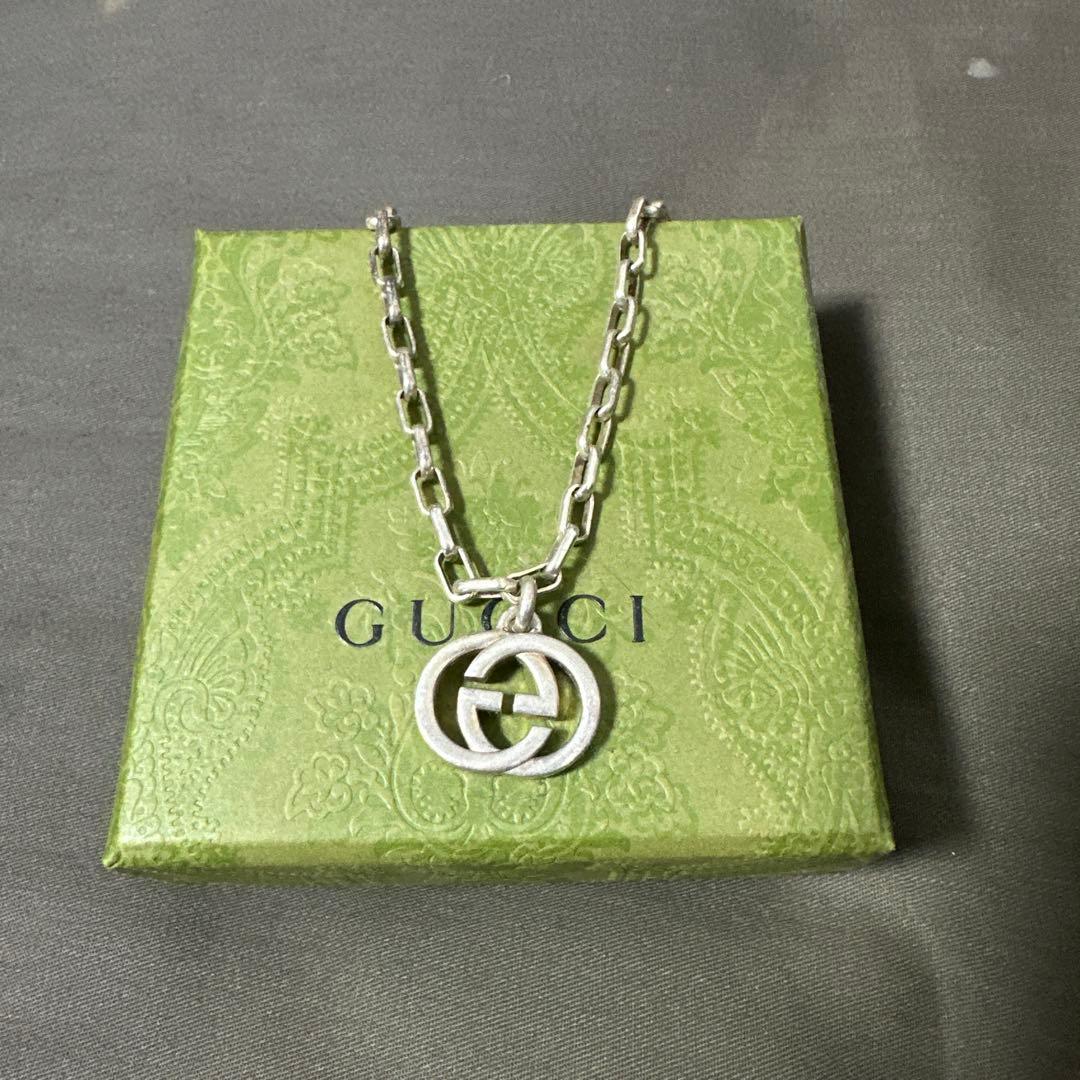 GUCCI シルバー ロゴチャーム ブレスレット