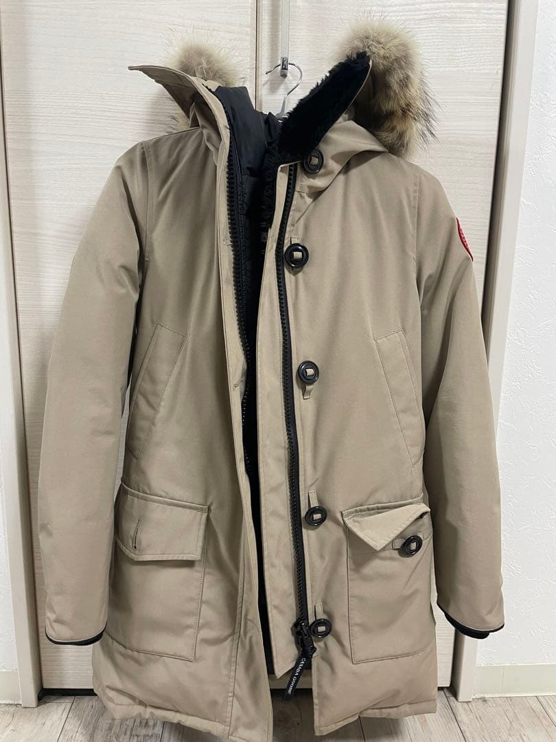   ベージュ ダウンジャケット