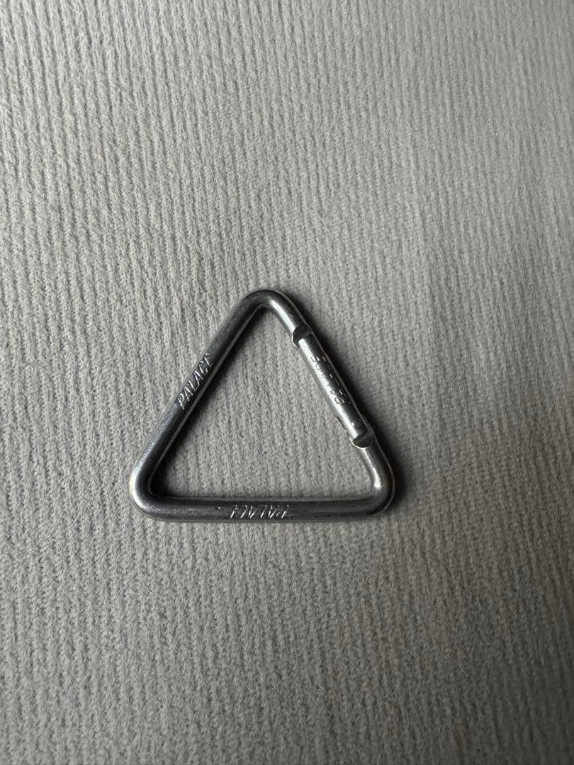 最安値 palace skateboards トライアングル　カラビナ