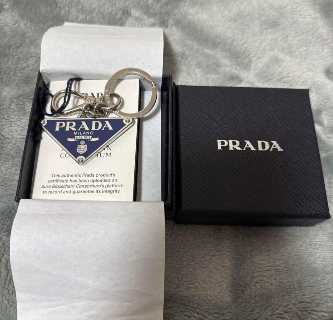 新品未使用PRADA トライアングル　キーリング　ブルー
