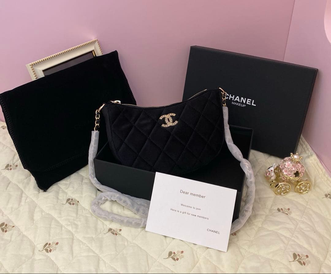 CHANEL VIP会員ギフト スエード ショルダーバッグ Chanel 2024 Christmas VIP Gift Limited Suede Bag Black with Gold