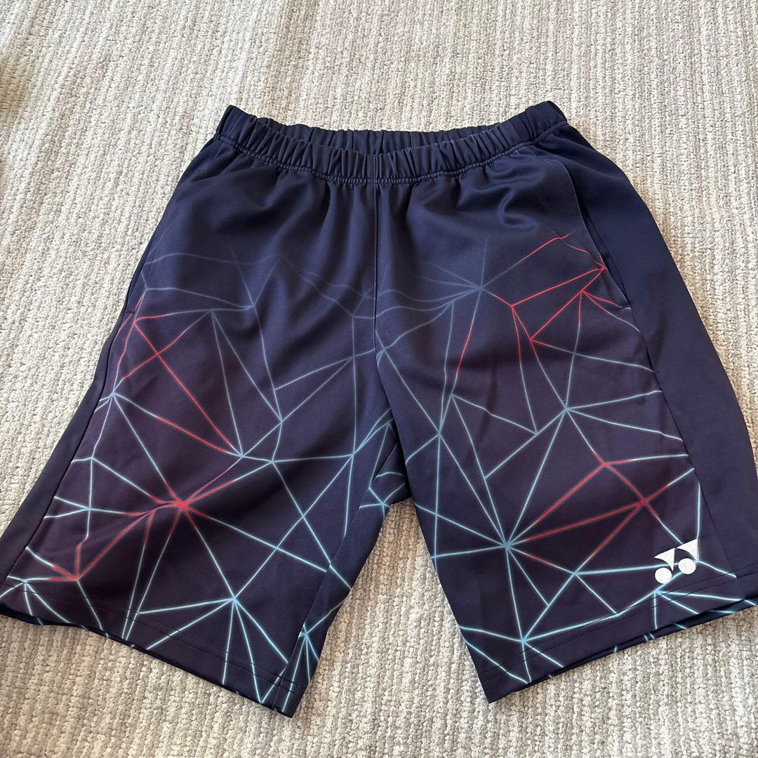 ヨネックス　ハーフパンツ 黒と赤の幾何学模様 YONEX 15115 ニットハーフパンツ ウェア(ユニ/メンズ) バドミントン