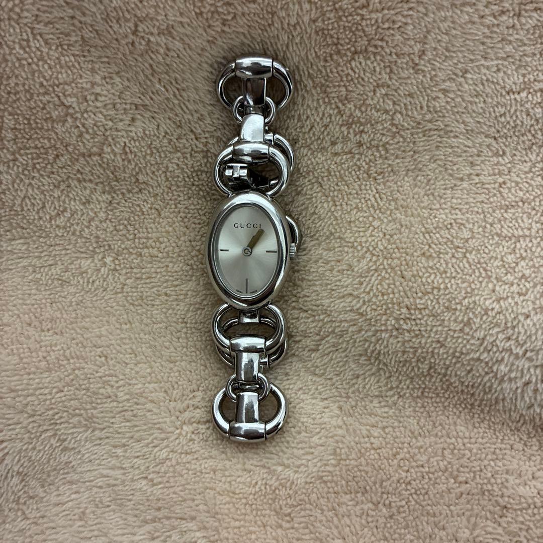 GUCCI シルバー オーバルブレスレットウォッチ