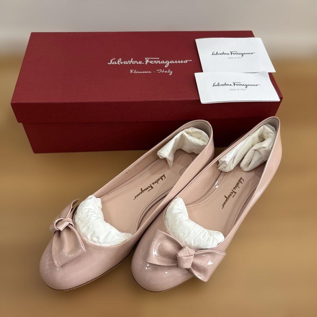 フェラガモ Salvatore Ferragamo☆エナメル リボン パンプス - メルカリ