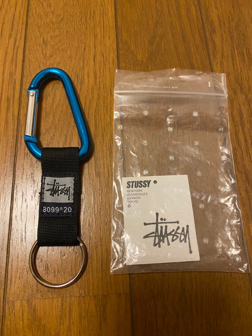 STUSSY カラビナ ブルー - メルカリ