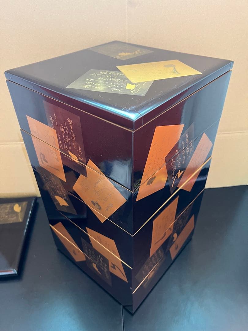 787  輪島塗り　黒漆塗り沈金重箱　金蒔絵百人一首模様　5重　高級 I-417輪島塗堅地布着地紙沈金彫五段重箱重台付 国田春人作 - 石川県