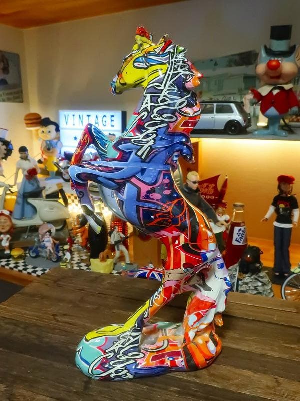 馬 サラブレッド 午年 カラフル 芸術品 金運アップ 置物 ロイヤルファミリー 馬 サラブレッド 午年 ブラック＆ゴールド 金運アップ 置物 ロイヤル