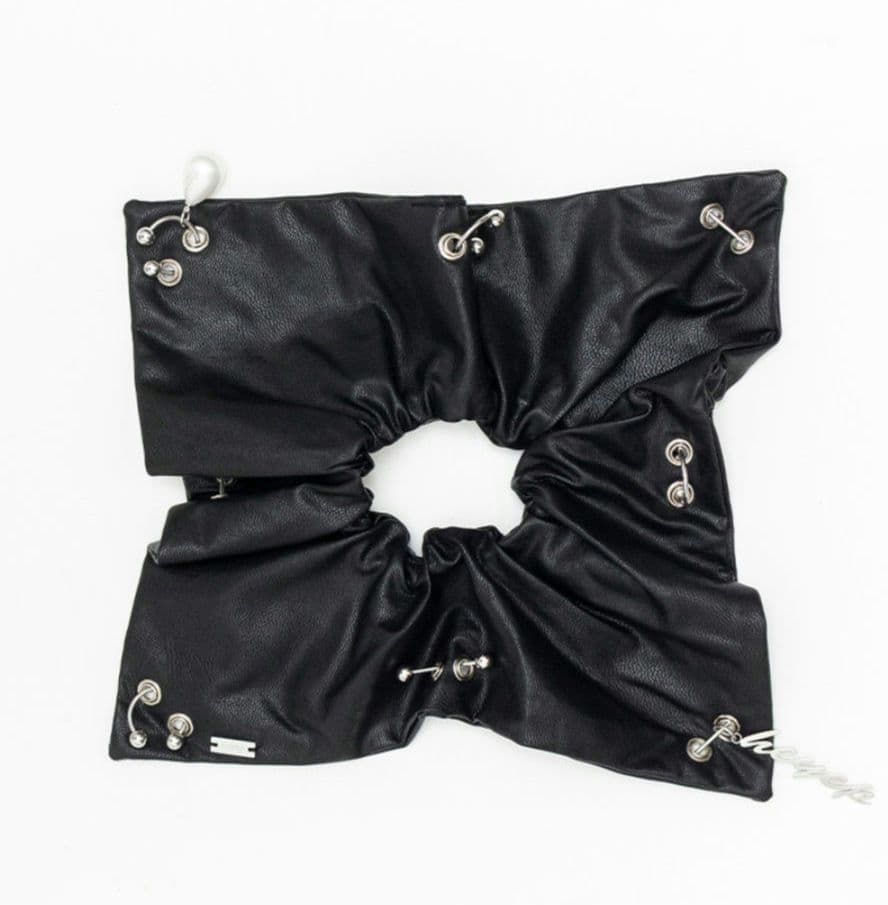 ヘアアクセサリー HEYEP Leather Piercing Detail Scrunchie