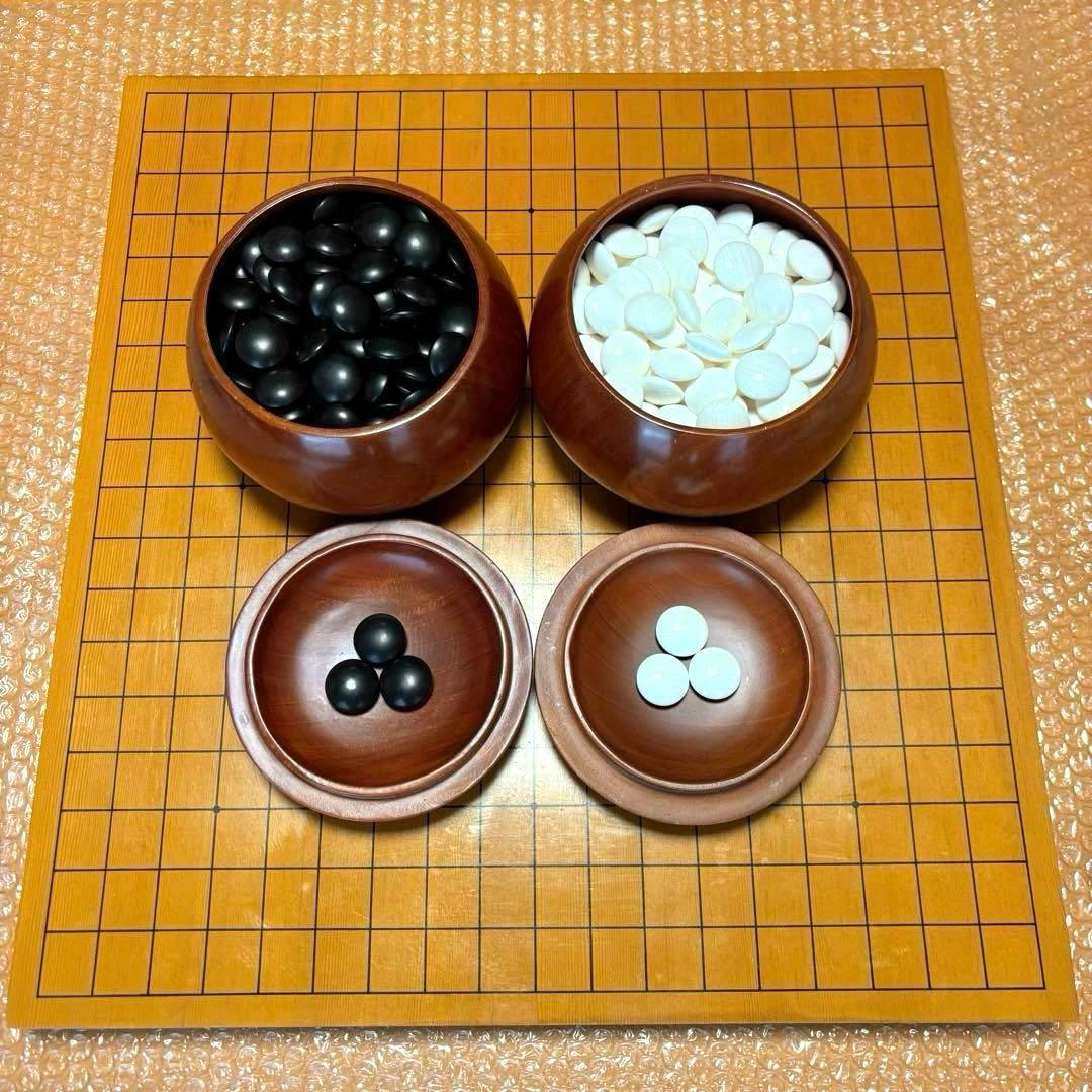 囲碁② 卓上碁盤＋碁笥＋碁石(蛤・那智黒) 33号・月 3点セット 楽天市場】囲碁セット 新かや2寸ハギ足付碁盤セット(蛤碁石28号・欅