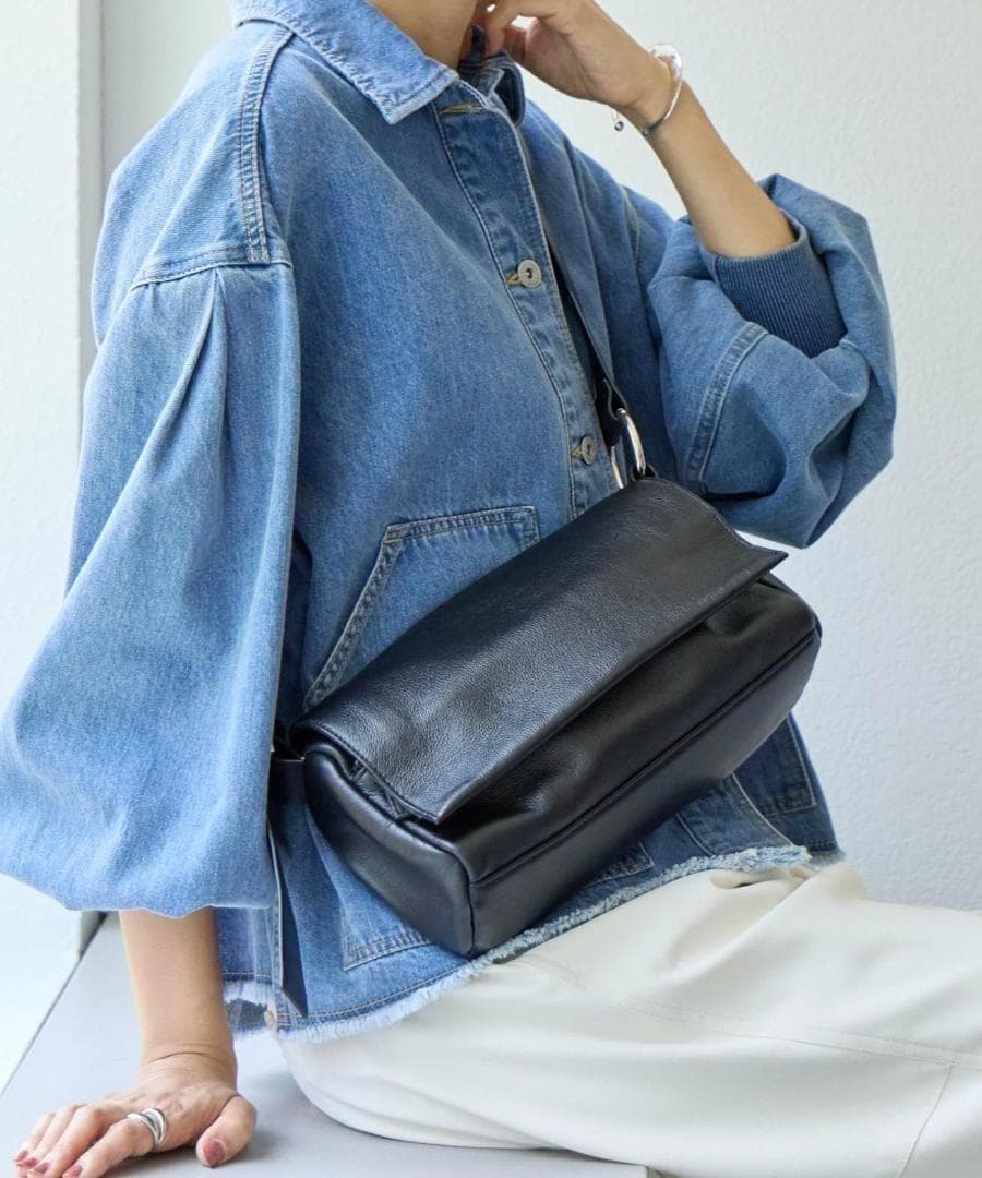 BEARDSLEY (ビアズリー)レザーボディバッグ　ブラック ビアズリー BEARDSLEY 《9/23(火)12時予約開始》ミニレザーボディ