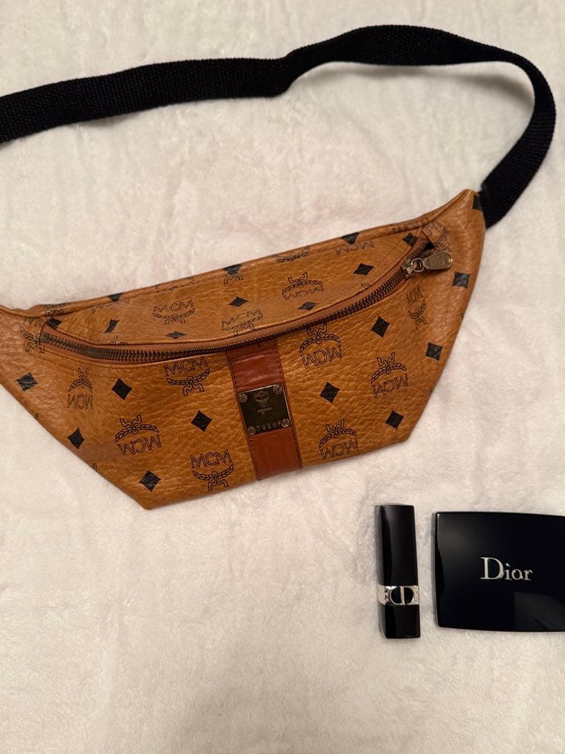 極美品 エムシーエム ボディバッグ ロゴ柄