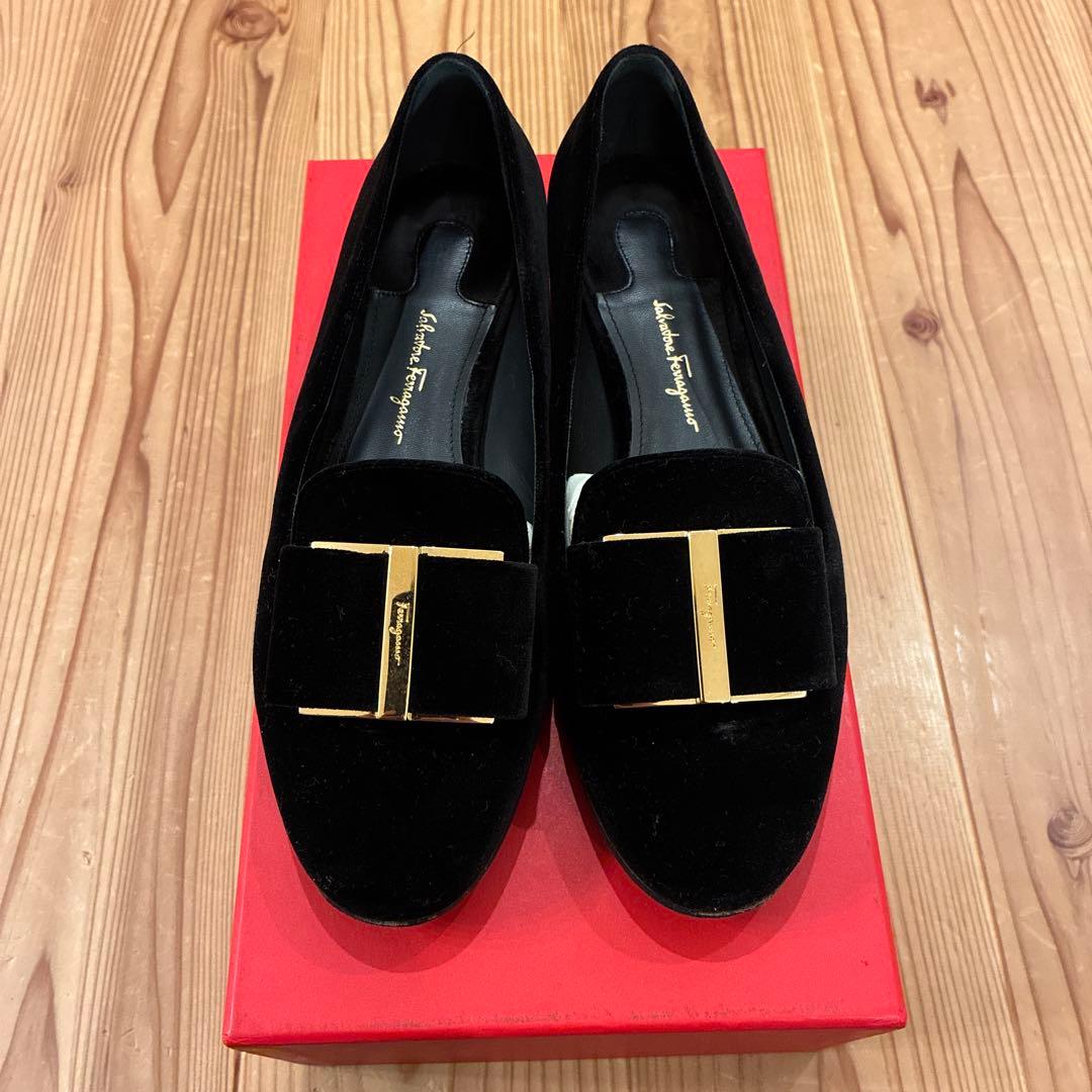 【美品】Ferragamo ヴァラリボン　フラワーヒール　ベロア パンプス