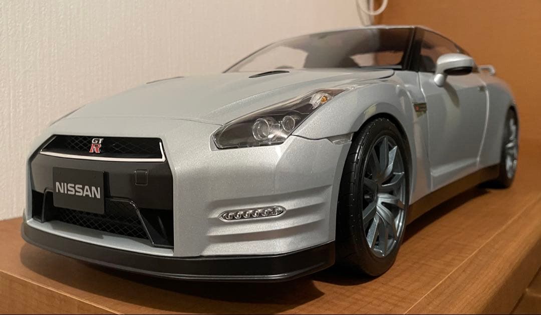 Nissan R35 GT-R シルバー 1/8スケール　デアゴスティーニ DeAgostini 1/8 NISSAN R35 GT-R with All Magazines vol.1-100