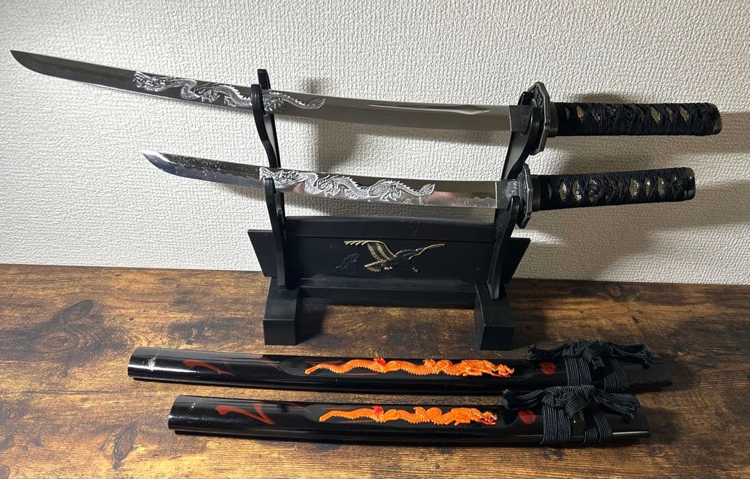 日本製　模造刀 2本セット 刀掛台付き 龍柄 黒色 観賞用　小道具　コスプレ 楽天市場】模造刀 美術刀 ミニミニ竜3点セット (黒) 刀掛台付・刀身竜