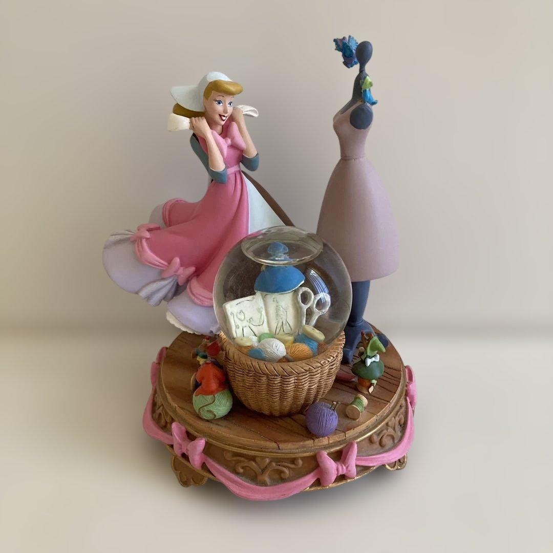 シンデレラ　ピンクドレス　フィギュア　スノードーム　ディズニーストア