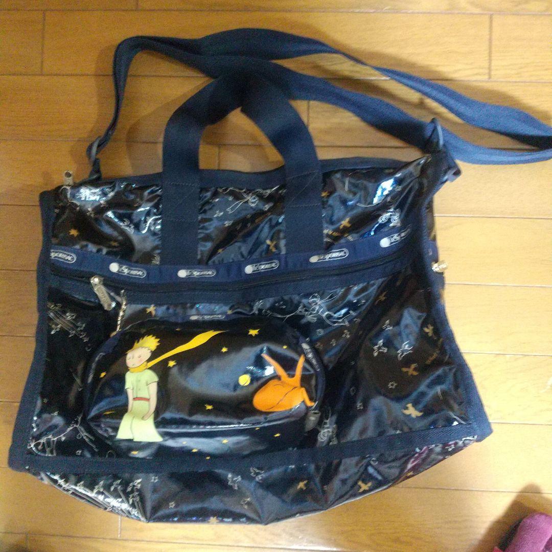 Lesportsac 星の王子さま。ボストンバック ショルダーバックポーチ付き レスポートサック×星の王子さまがコラボ、ブック型ポーチや惑星を描い