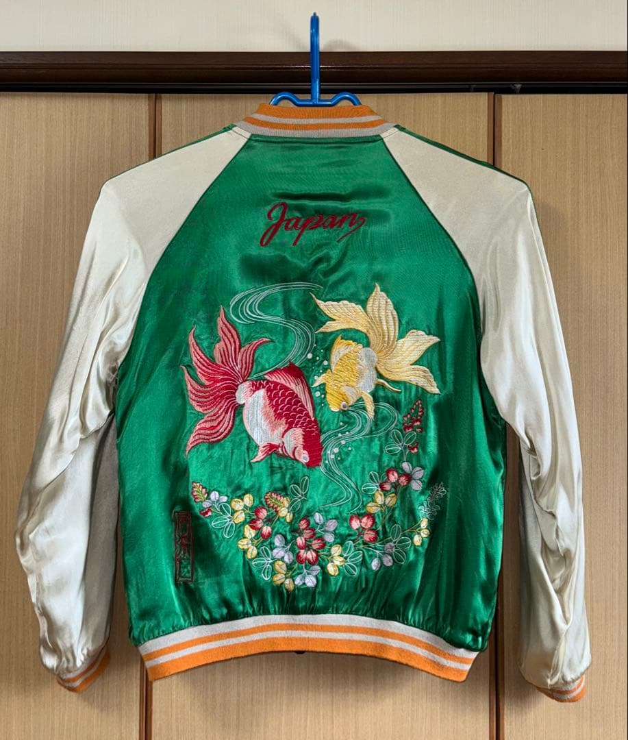 ★超美品！100着限定 居楽仁 イオラニ リバーシブルスカジャン金魚柄グリーンL