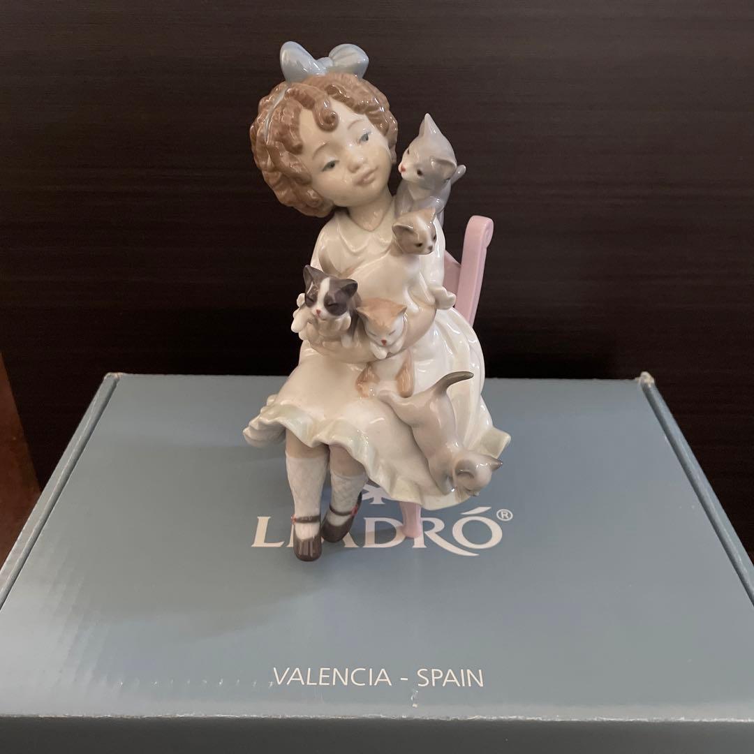リヤドロLLADRO小さな家族猫少女01008689Mylittlefamily 驚いた仔猫ちゃん | リヤドロ公式オンライン