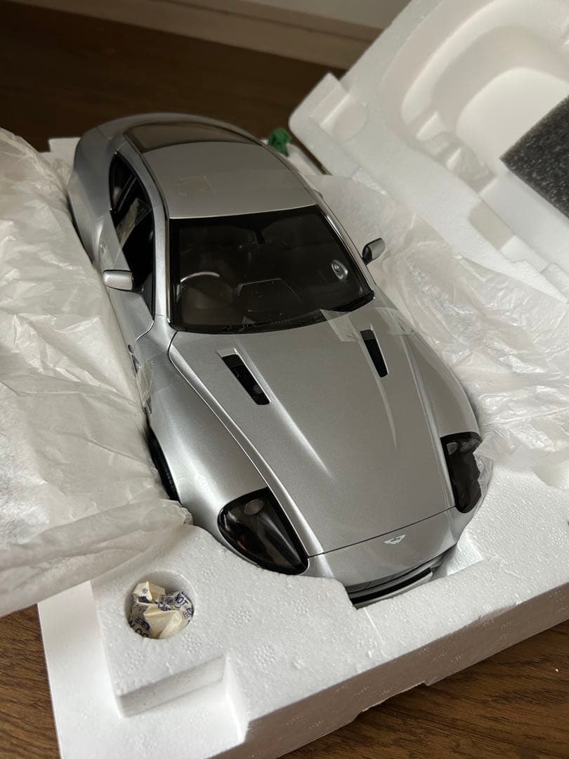 京商 Aston Martin V12 Vanquish 1/12　未使用品 京商 (キョウショウ) モデルカー 1/12 Aston Martin V12 Vanquish