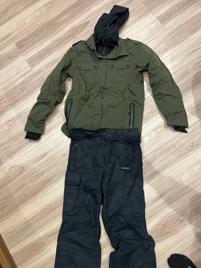 美品　VOLCOM スノーボードウェア　Sサイズ 最終値下げ 冬セール特価】23-24 VOLCOM ボルコム LONGO PULLOVER プルオーバー