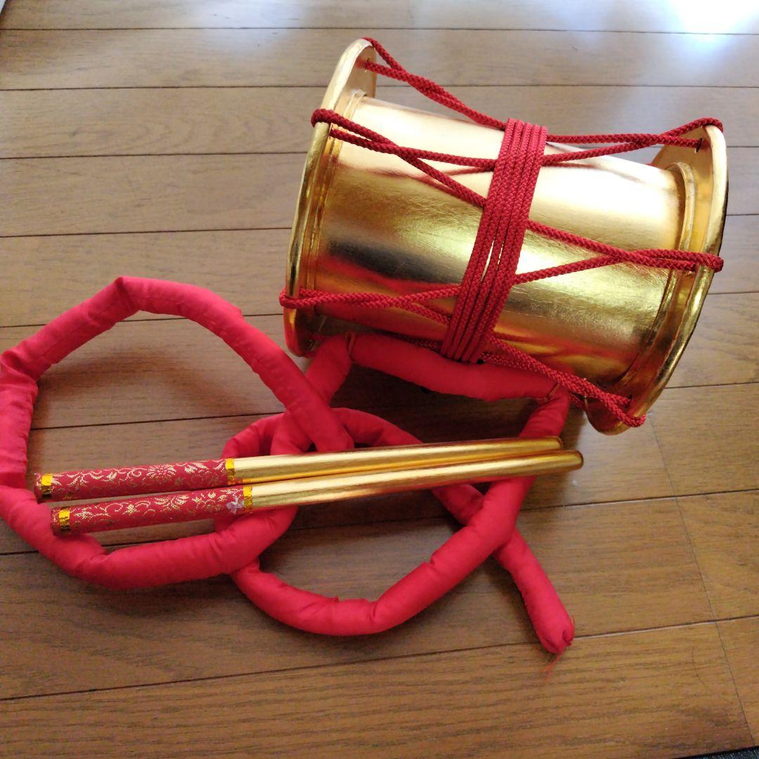 金色の前太鼓と赤いバチ付き