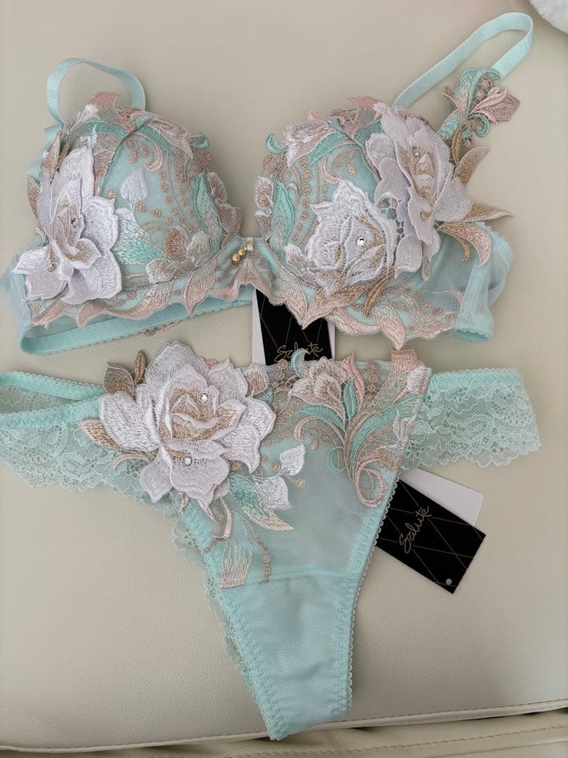 限定値下げ中　ワコール　サルート　花柄刺繍 ブラジャーショーツセット C65 M