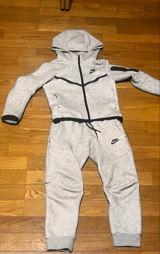 NIKEテックフリースグレーS サイズ￼
