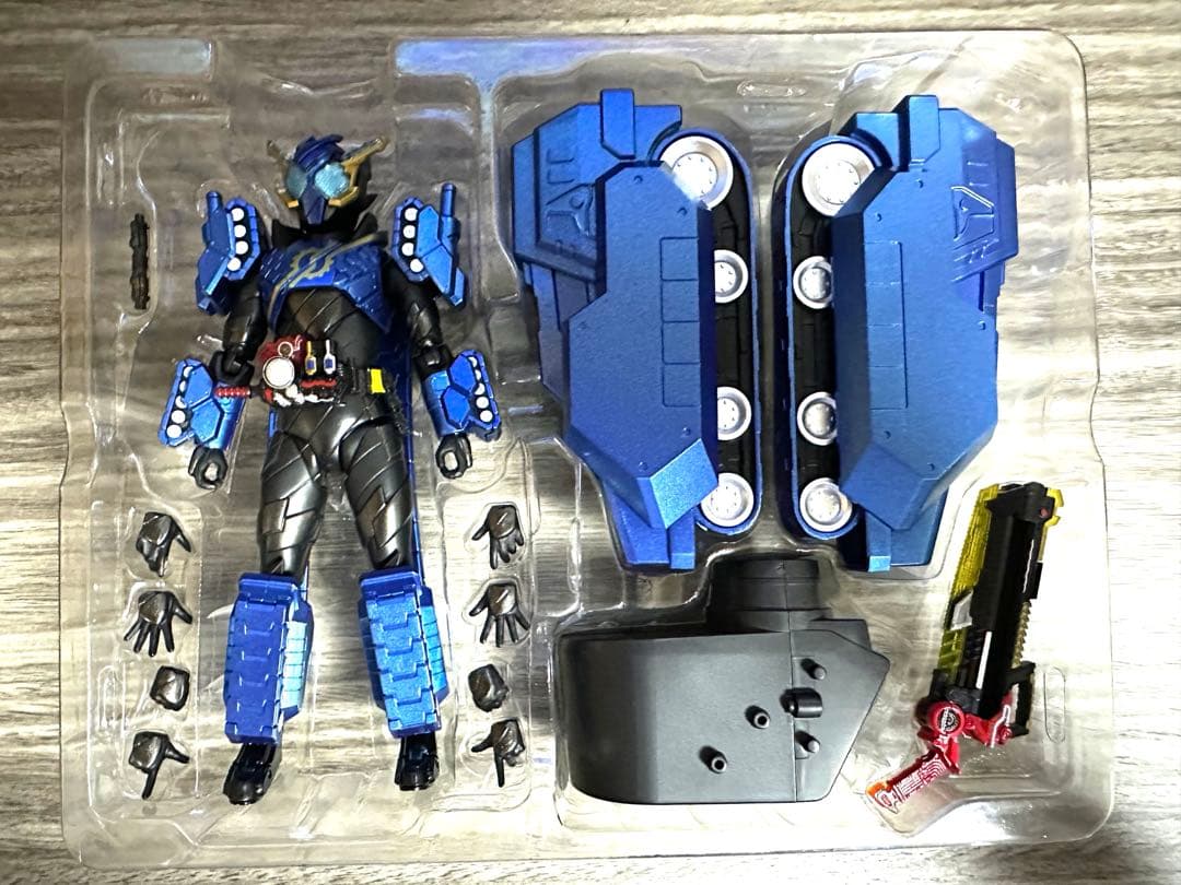 仮面ライダービルド　タンクタンクフォーム　S.H.Figuarts