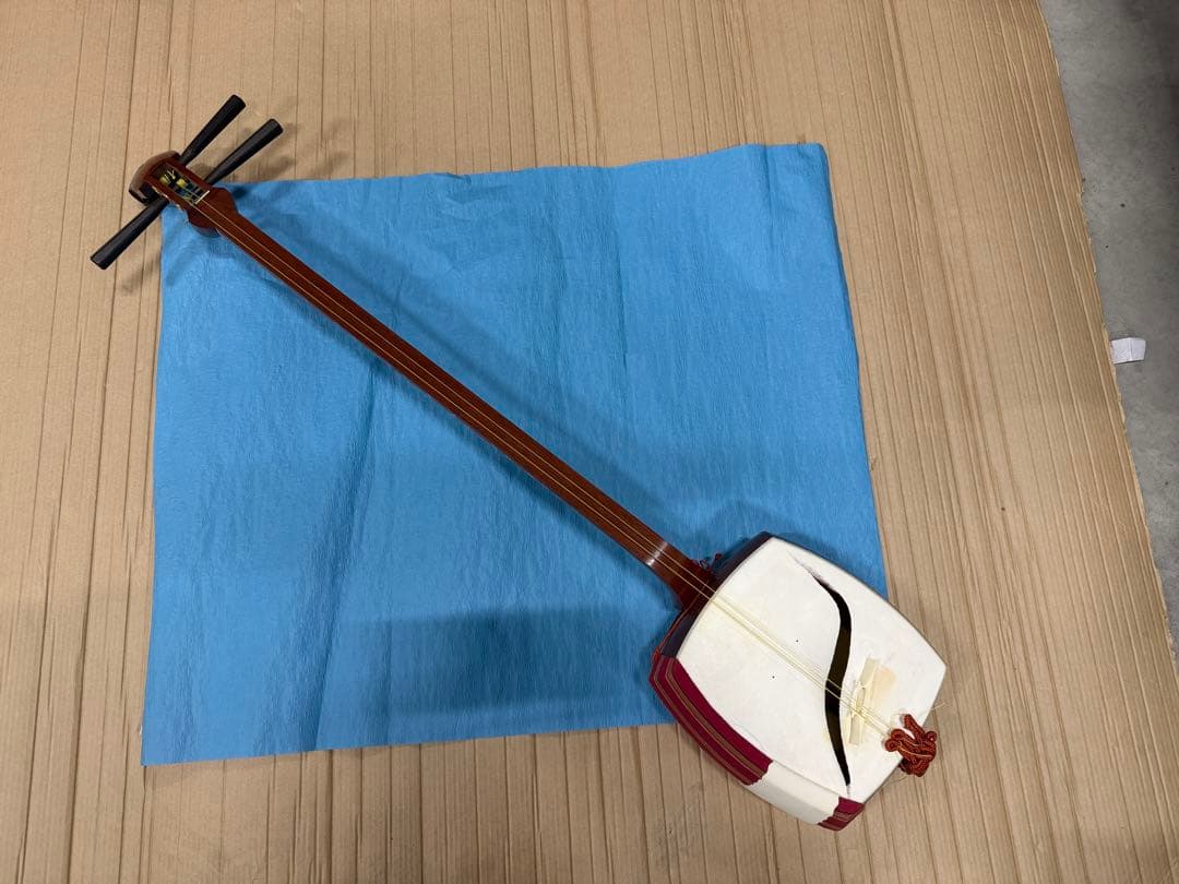 三味線 本体 白/赤 箱付き】三味線本体 白・赤 - メルカリ