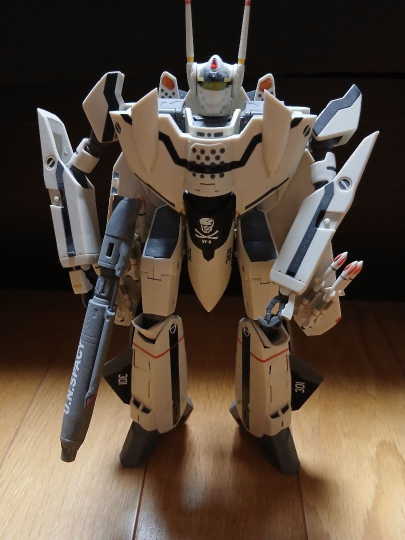 ロボットフィギュア ホワイト・グレー　マクロス　バルキリー