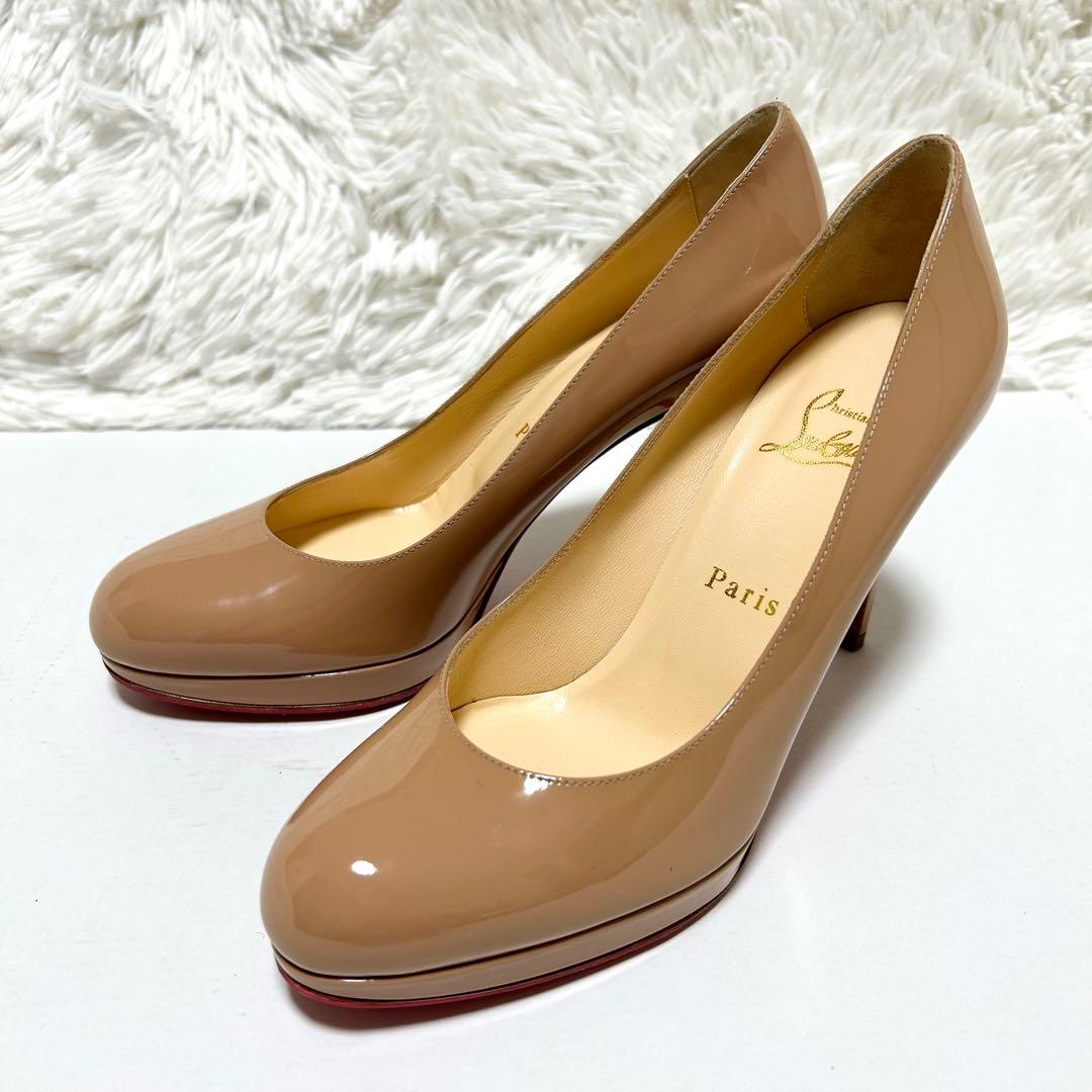 美品 クリスチャンルブタン エナメル ラウンドトゥ ベージュ パンプス