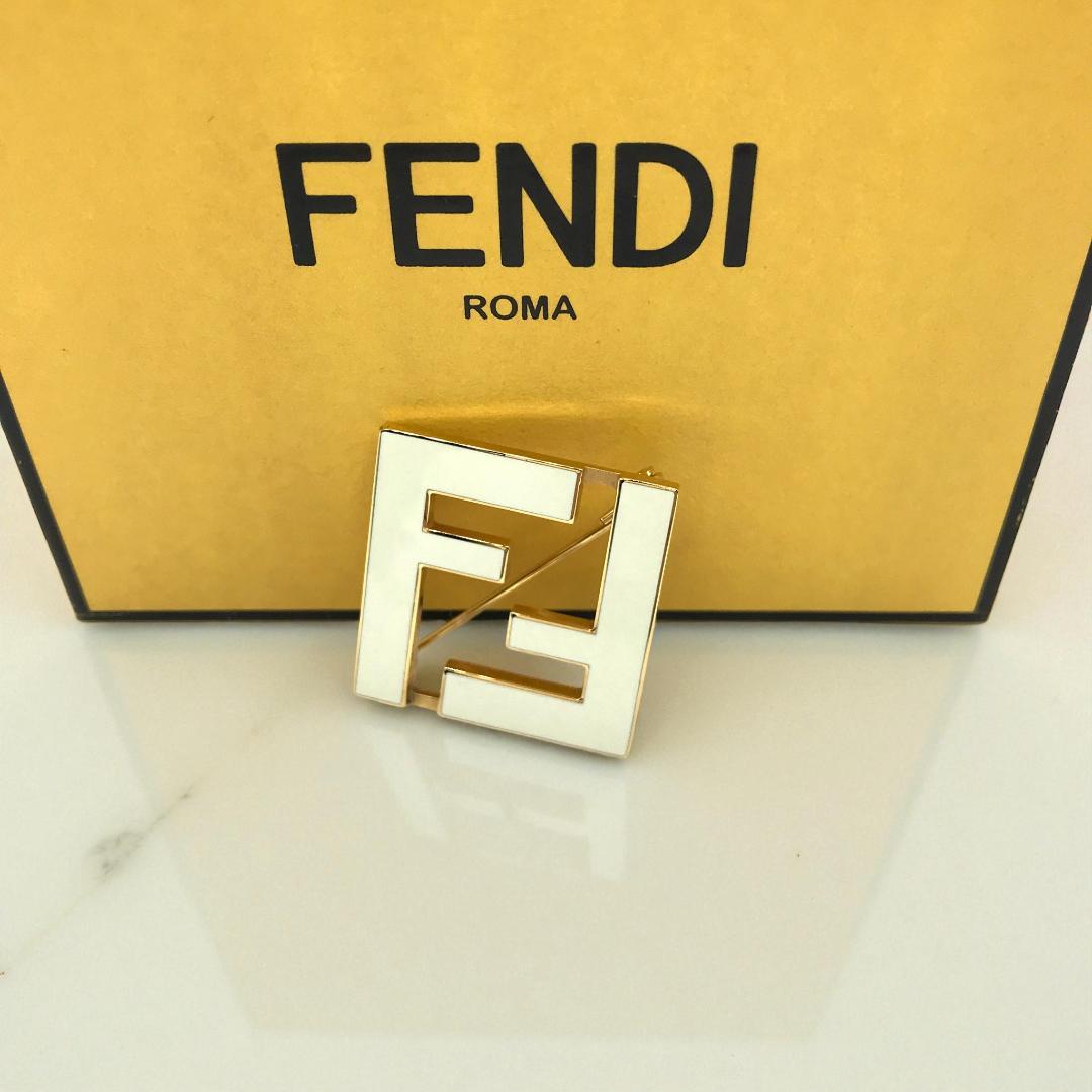 【未使用級】FENDI フェンディ ブローチ フォーエバー FFロゴ