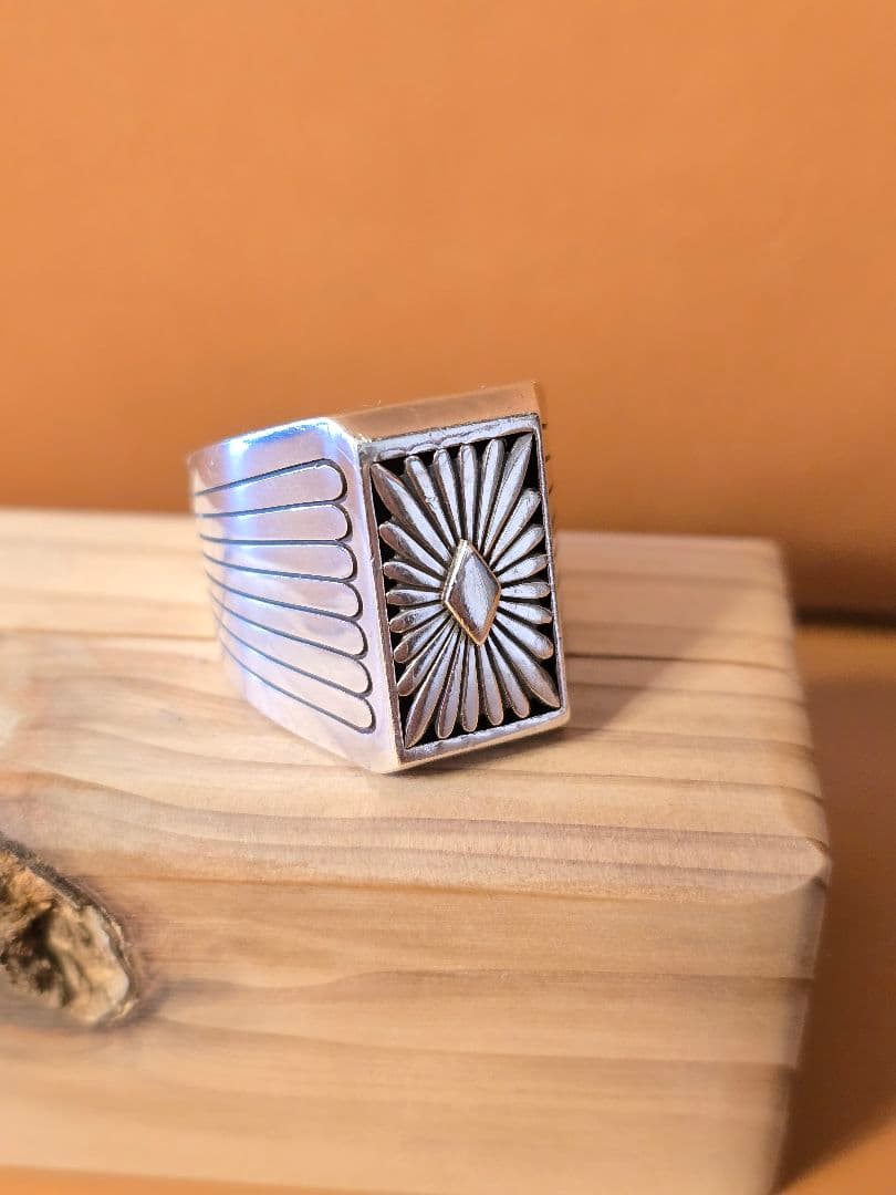 ナバホ族 Howard Nelson ハワードネルソン サンバーストーンリング