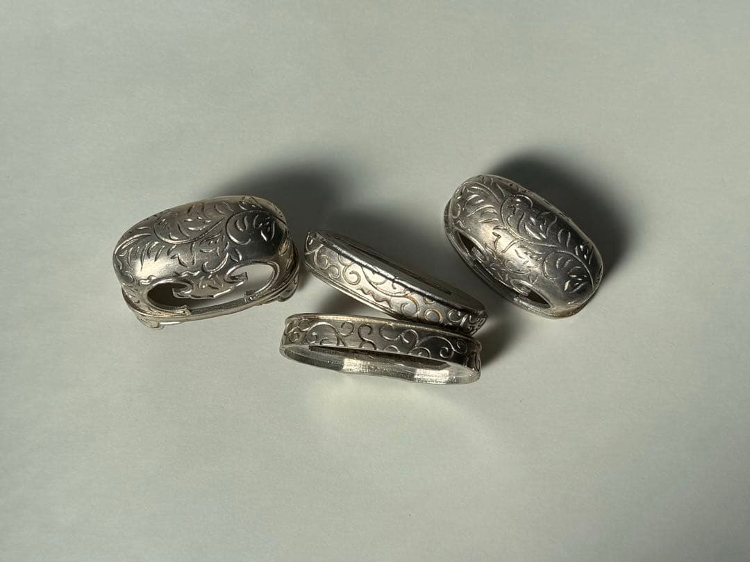 日本刀装具　合口拵え　唐草の図　縁頭　鯉口　銅地　鍍銀