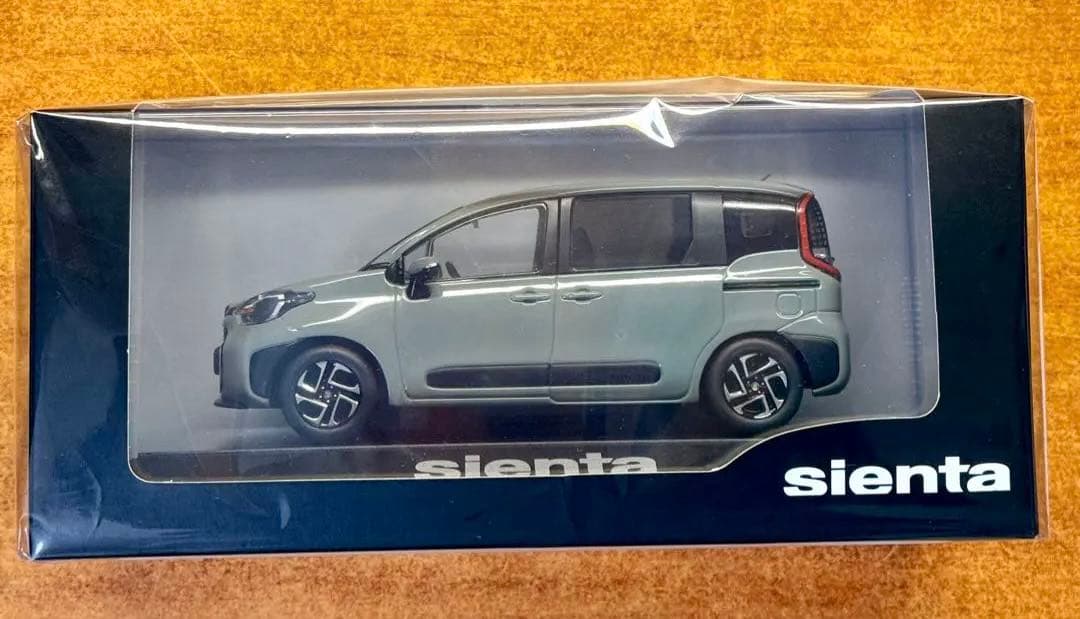 トヨタ シエンタ アーバンカーキ1/30カラーサンプルミニカー