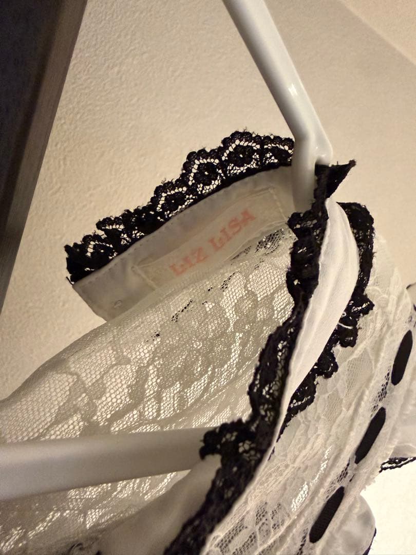 リズリサ 3つリボンフロントチョーカーブラウス ホワイトxブラック