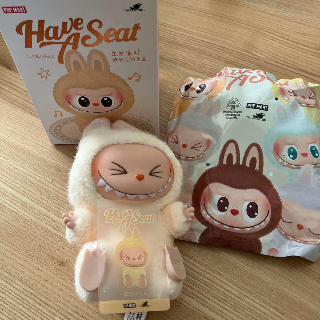 ポップマート ザ モンスターズ (ラブブ) ハブアシート ぬいぐるみ