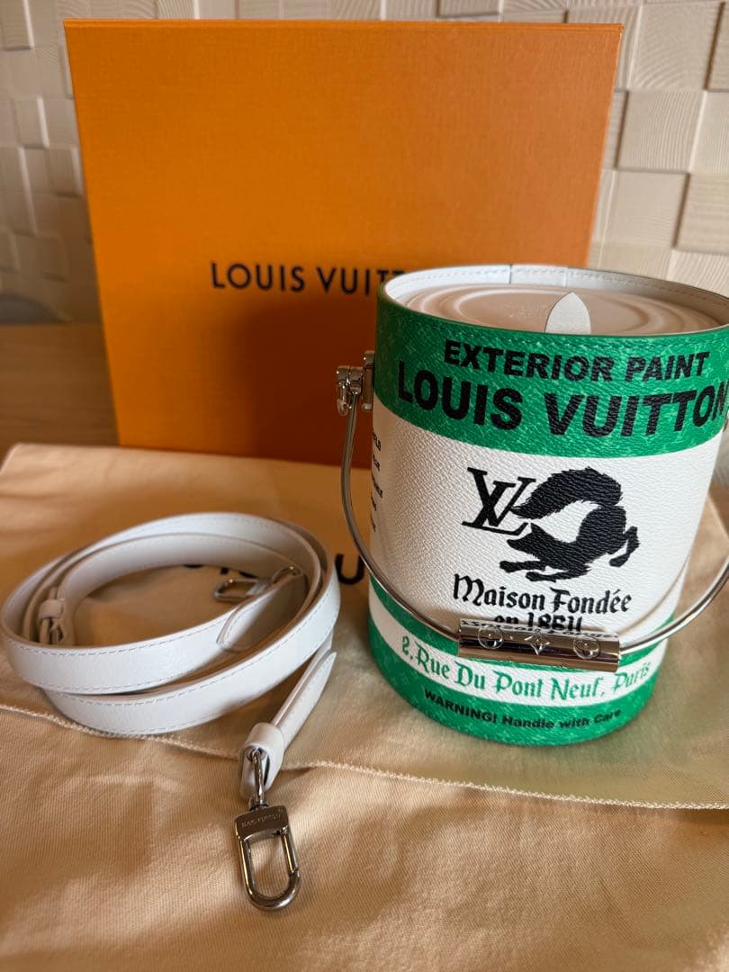 ルイヴィトン　LVペイントカンバック　M81592