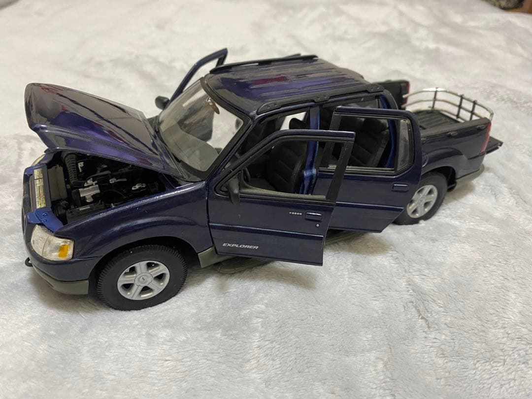 ミニカー Maisto Ford EXPLORER 1/18