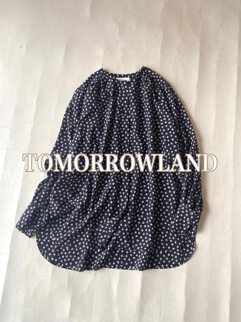 トゥモローランド TOMORROWLAND 小花柄とろみノーカラーブラウス トゥモローランド TOMORROWLAND 小花柄とろみノーカラーブラウス