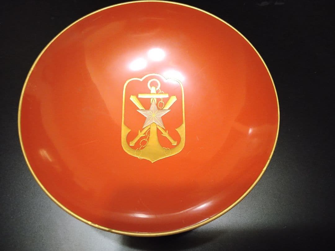 赤い漆器の杯 金色紋章付き