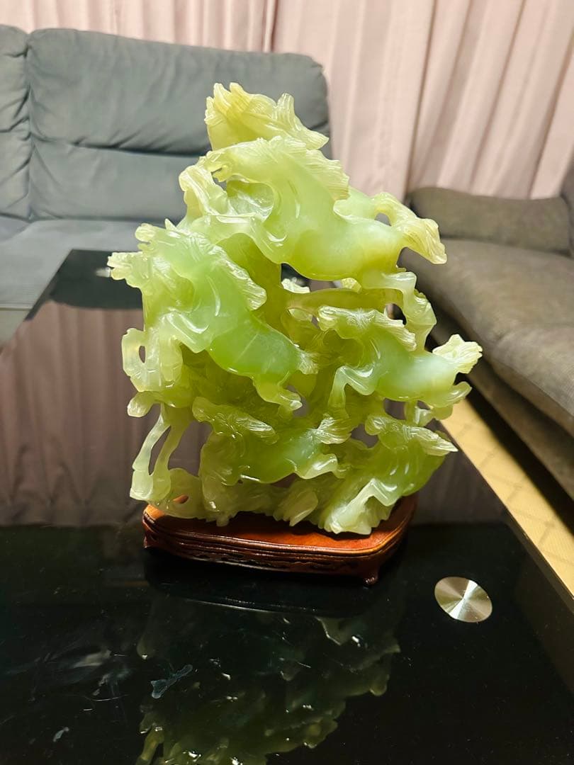 翡翠 馬の彫刻 木製台座付き GREEN JADE (ジェイド) - メルカリ