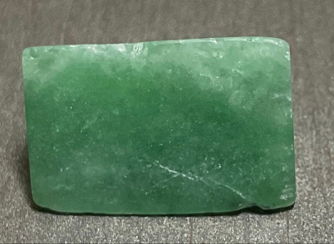 ［金山谷産　緑色］　糸魚川翡翠2g ヒスイ　ひすい 糸魚川翡翠(金山谷産) 勾玉 巴型 】 国産 天然石 糸魚川産翡翠 ひすい