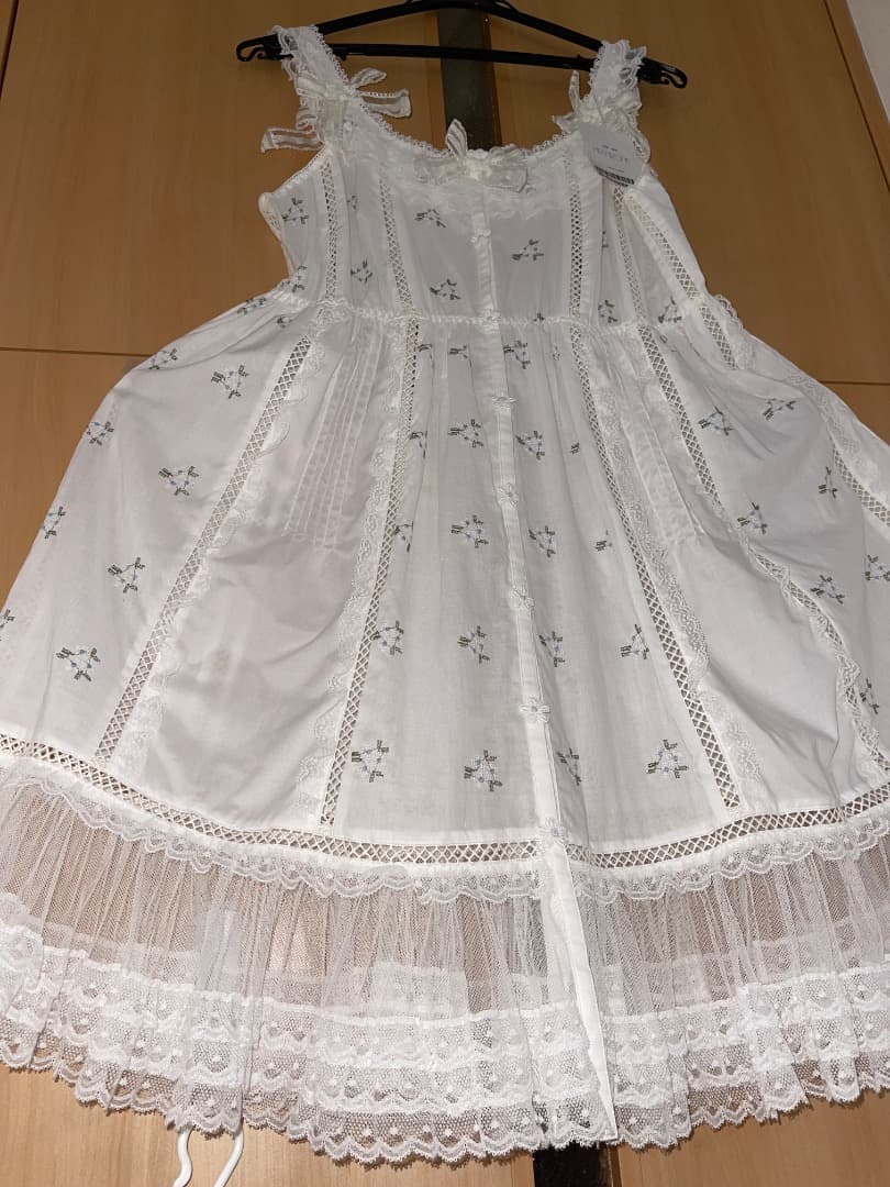 さえら、ヒスクローネの豪華レース満載ホワイトフレアパジャマ さえら、ヒスクローネの豪華レース満載ホワイトフレアパジャマ さえら