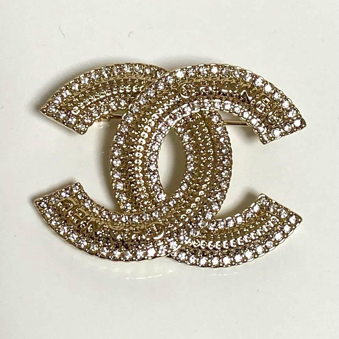 CHANEL(シャネル) ブローチ ラインストーン ココマーク B23 C - メルカリ