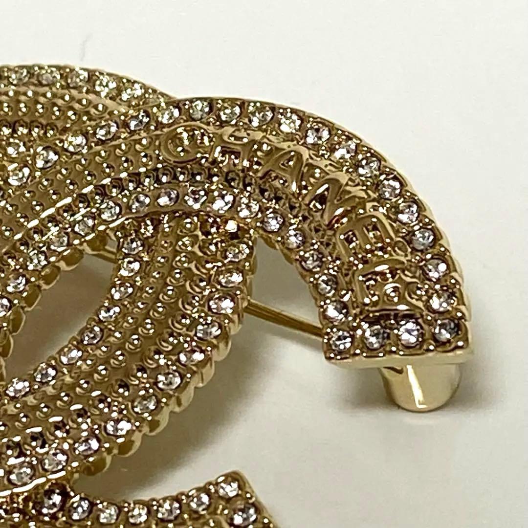 CHANEL(シャネル) ブローチ ラインストーン ココマーク B23 C - メルカリ