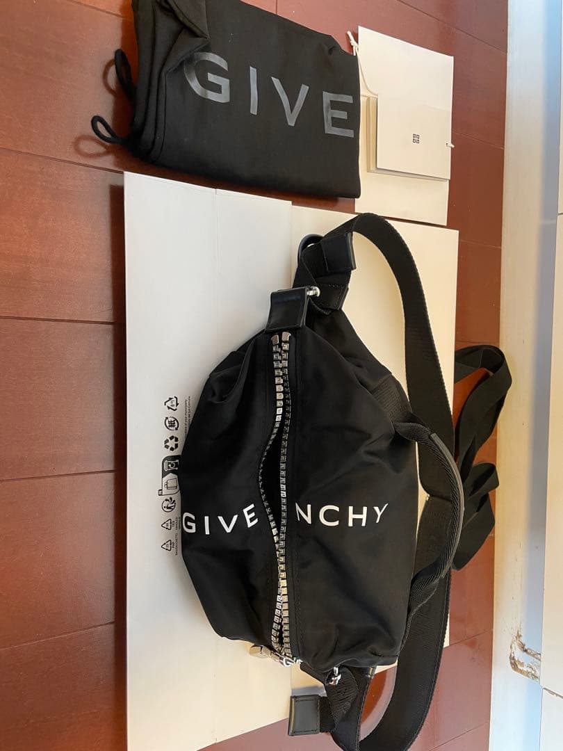 ジバンシー　ボディバック