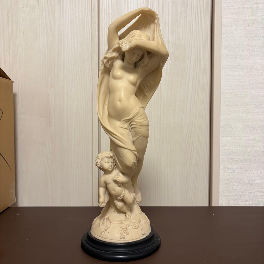 アイボリー樹脂製女性と子供の彫刻