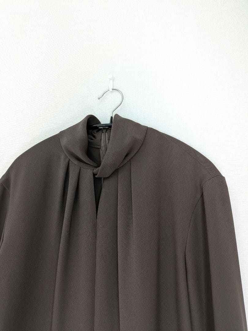 美品 セオリーリュクス 洗えるツイストカラーブラウス ダスティセダー